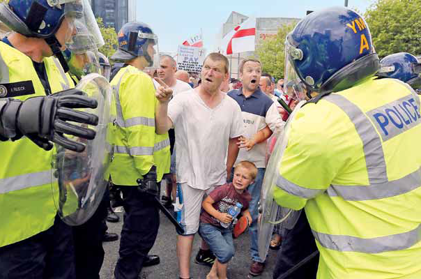 Молодые украинцы задержаны в Англии по подозрению в организации терактов и убийстве на религиозной почве