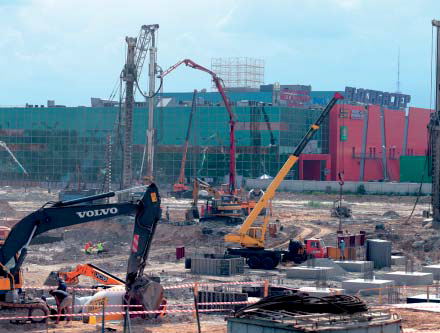 Девелопер Вагиф Алиев намерен вложить около $ 300 млн в строительство торгово-развлекательного центра «Block Бастер Mall» на Петровке. Открытие этого объекта ударит по ближайшему конкуренту — центру Sky Mall