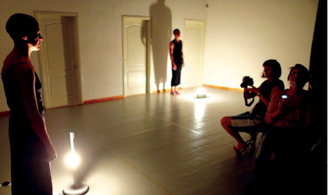 В перформансе "Жестокость возможности" артисты TanzLaboratorium показали, как выглядит смерть