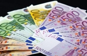Евро поднялся до максимума за месяц в паре с долларом