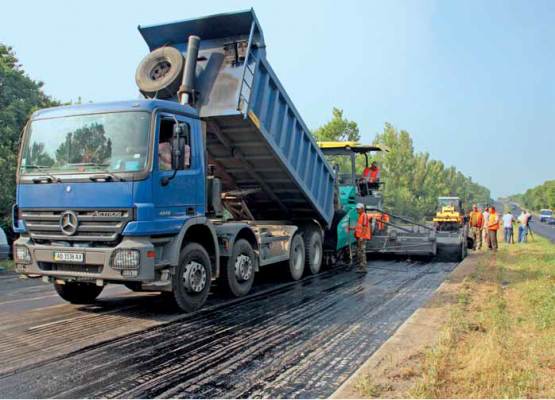 Чтобы залатать дыру в дорожном фонде, Мининфраструктуры предлагает повысить акцизы на топливо в два раза. Минфин против