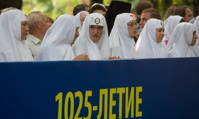 Около 1 000 человек приняли участие в торжественном молебне на Владимирской горке по случаю 1025-летия крещения Киевской Руси