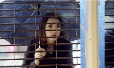 Психотриллер «Слежка» рассказывает о женщине-драматурге, которая слишком глубоко погружается в созданный ею мир