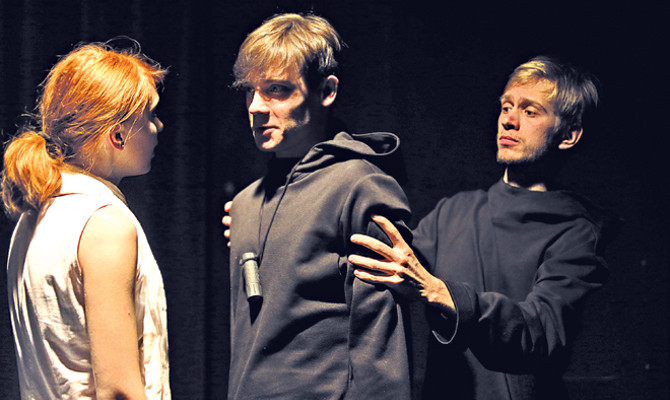 «Вільна сцена» превратила роман Достоевского в черно-белый фильм ужасов