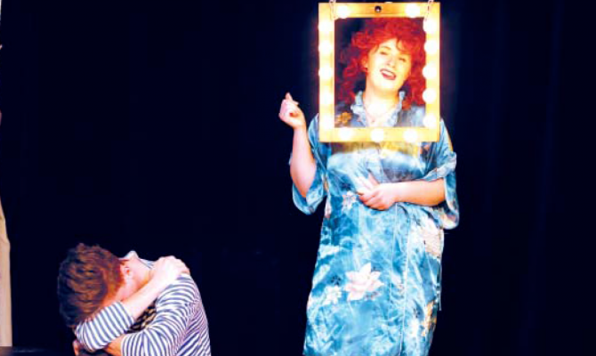 «Стеклянный зверинец» в Новом украинском театре — семейная драма, искусно превращенная в комедию