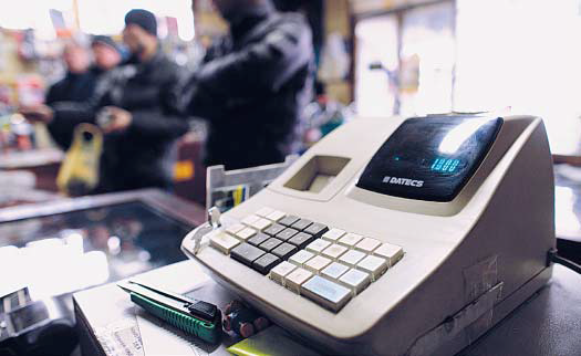 Замедление экономики на фоне сложных погодных условий ввергло украинцев в пессимизм. Бизнес, напротив, оптимистичен