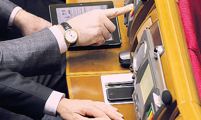 В парламентских комитетах начинается массовая миграция. От переформатирования выиграет Партия регионов