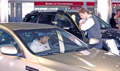 Автомобили после введения спецпошлин подорожали, зато подешевели автокредиты