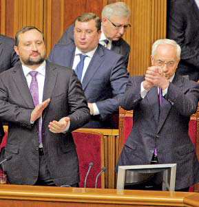 Оппозиция подняла то, что больше поднимать не может — кабинет Николая Азарова получил полгода передышки