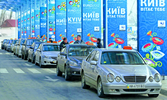 В стране нелегально работают 80‑90 % таксистов. Мининфраструктуры хочет  вывести частный извоз из тени