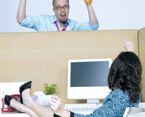 Лишние разговоры в офисе могут навредить карьере. Соблюдение нескольких правил позволит избежать нежелательных последствий