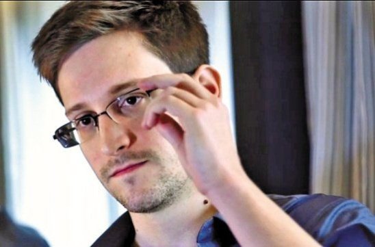 Сноудену предлагают вести Twitter за $100 тысяч