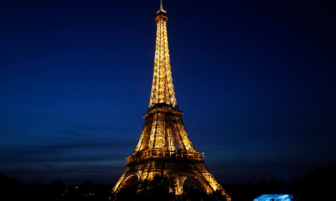 С Эйфелевой башни эвакуировали посетителей из-за возможного теракта