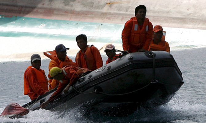 У берегов Филиппин тонет паром с 700 пассажирами на борту