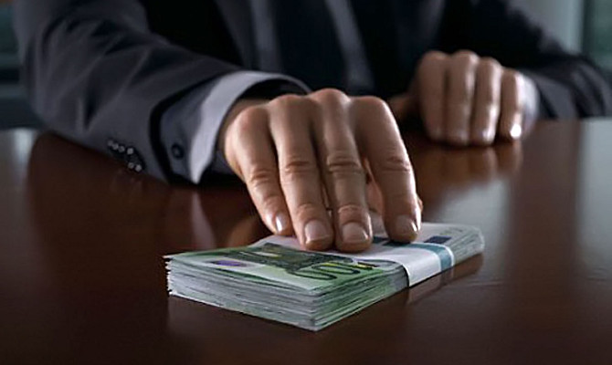 Начальника подразделения НКРСИ поймали на взятке