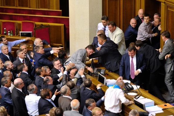 Комиссар по этике будет пресекать драки депутатов в Молдове