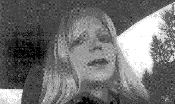 Осужденный информатор Wikileaks просит считать его женщиной