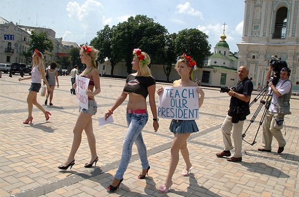 После анонимного звонка в офисе FEMEN было найдено оружие