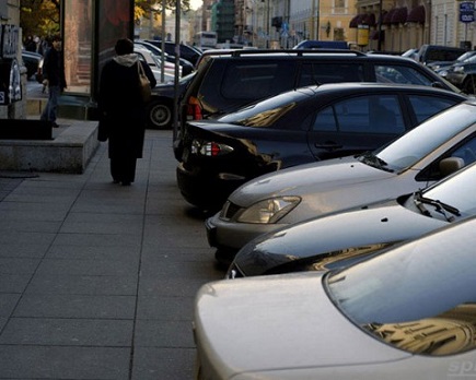 В Украине запретили парковку на тротуарах и проезжей части автодорог