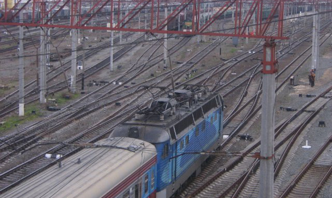 Под Киевом поезд сошел с рельс - движение остановлено