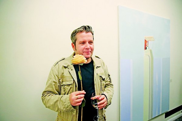 Ироничные размышления о вечности, портреты болливудских актеров, инсталляция из земли и скульптуры из деревянных подрамников — в Киеве стартовал новый арт-сезон