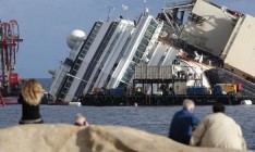 Затонувший лайнер Costa Concordia успешно подняли со дна