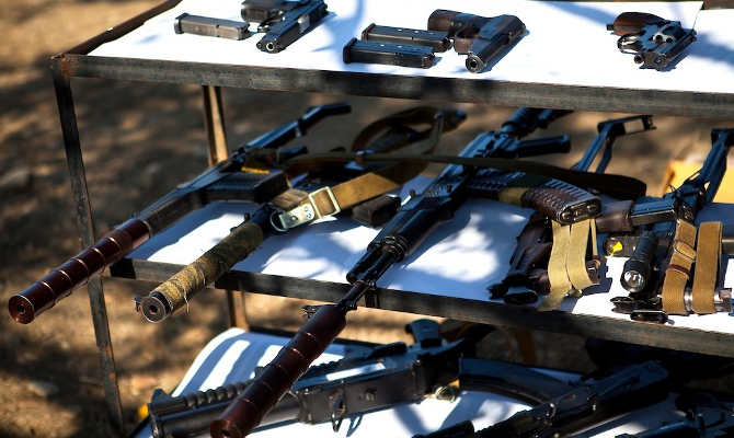 Украинские торговцы оружием отмывали деньги в латвийских банках