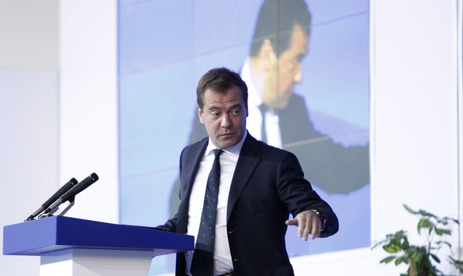 Медведев вновь предостерег Украину