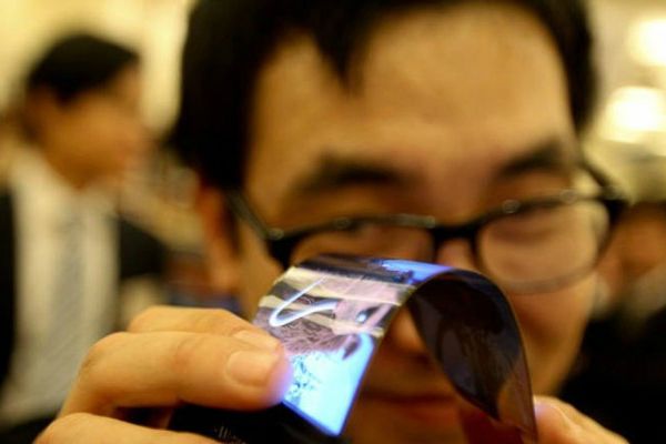 Samsung представит смартфон с изогнутым дисплеем