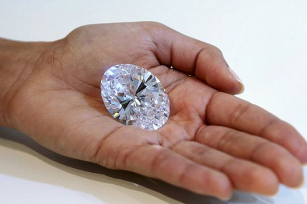 Крупнейший в мире бриллиант ушел с молотка за $31 млн
