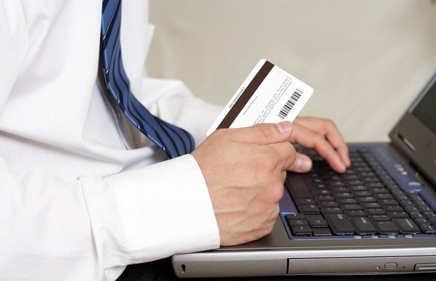 Украинцы через интернет чаще всего покупают гаджеты и авиабилеты