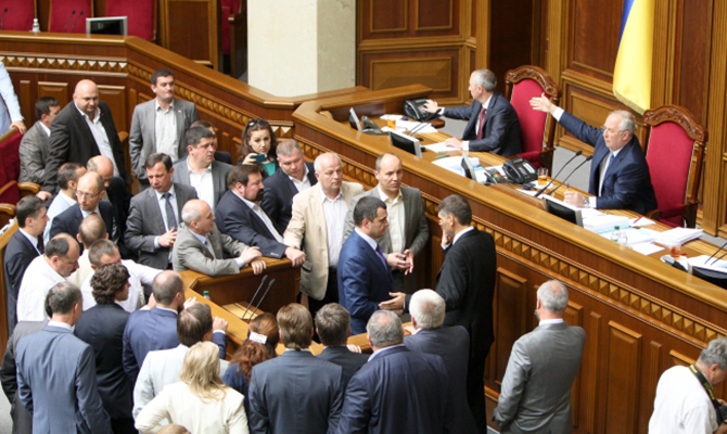 Партия регионов покинула зал ВР из-за черно-красных флагов «Свободы»