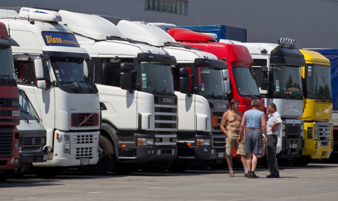 На границе с Россией продолжают стоять в очереди несколько сотен фур