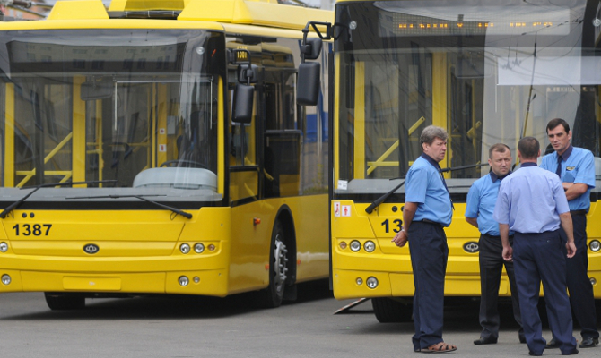 «Богдан» отправил в Польшу первые пять троллейбусов