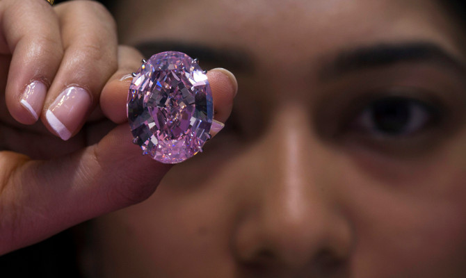 С аукциона продан бриллиант за рекордные $74 млн