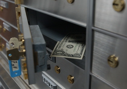 Еврокомисия откроет спецслужбам США данные банковских клиентов и авиапассажиров