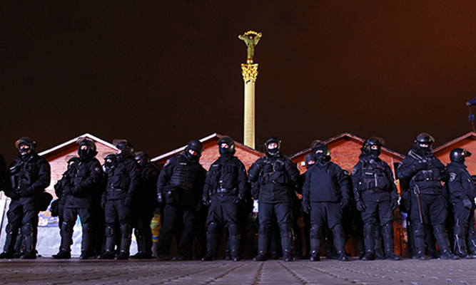ЕС и США осудили применение силы против мирных демонстрантов в Киеве