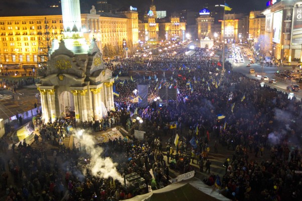 Митингующие в Киеве продолжают блокировать здание Кабмина и АП