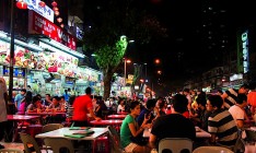 Путешествуя по Юго-Восточной Азии, можно посетить одну из самых длинных гастрономических улиц, сходить на мастер-классы лучших шеф-поваров мира и попробовать морские деликатесы в ресторанах на воде