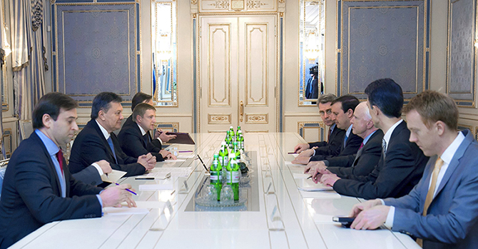 Янукович заверил сенаторов США Маккейна и Мерфи, что Евромайдан разгонять не будут