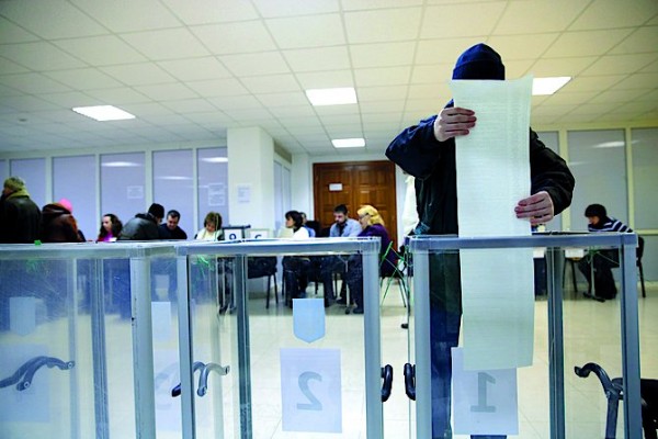 Голосование в тени Майдана: оппозиция проиграла повторные выборы в Раду