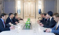 Янукович заверил сенаторов США Маккейна и Мерфи, что Евромайдан разгонять не будут
