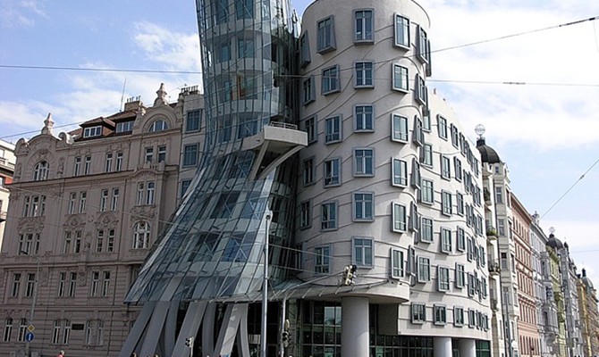 В Чехии за $18 млн продан знаменитый «Танцующий дом»