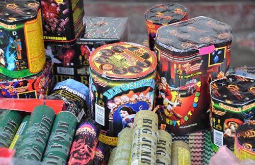 Накануне Нового года укранцам пытались продать более 10 тонн несертифицированной пиротехники