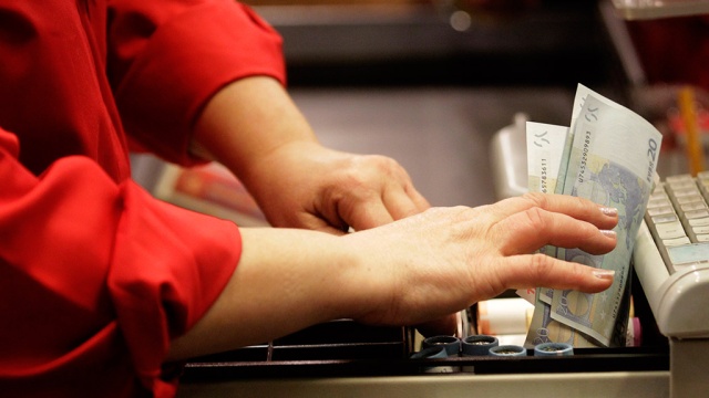 Латвийцы жалуются на рост цен в связи с переходом на евро