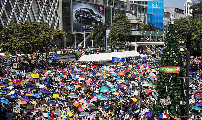 Оппозиция блокирует автомагистрали Бангкока и хочет обесточить правительственные здания