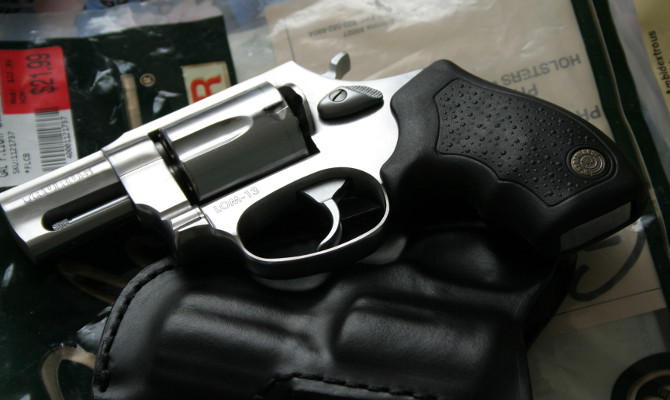 Рада разрешила выдавать оружие членам семей судей