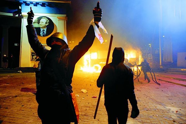 На призыв политиков к мирному протесту радикалы от оппозиции ответили столкновениями с милицией