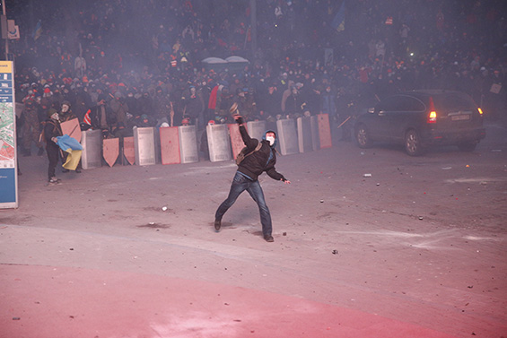Столкновения в центре Киева продолжаются