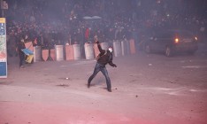 Столкновения в центре Киева продолжаются